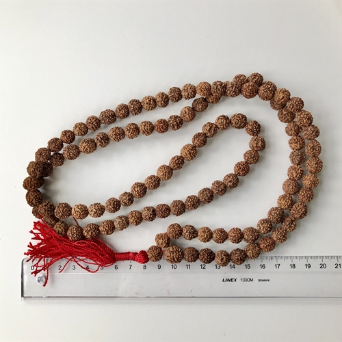 Rudraksha Malakæde 108 Perler 0,8 cm Rød kvist med guldtråd.